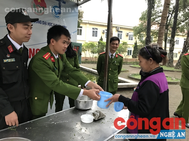 Những bát cháo được trao tận tay các bệnh nhân