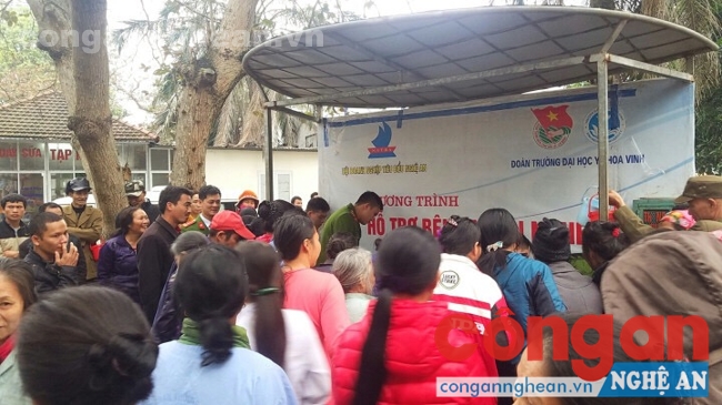 Hàng trăm bệnh nhân đứng xếp hàng chờ các chiến sĩ Công an phát cháo