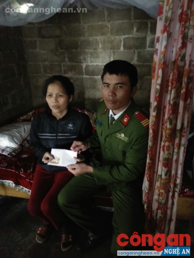 Chi đoàn khối CSBV mục tiêu Kinh tế Phòng Cảnh sát cơ động trao tặng chị Hoàng Thị Hợi số tiền 2 triệu đồng