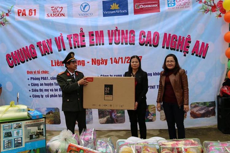 Trao tivi và các vật dụng tại bản Liên Hương