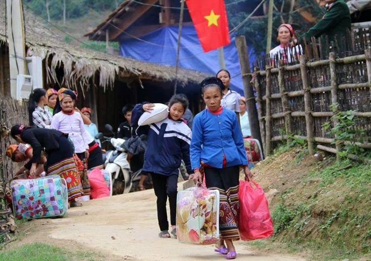 Bà con vui mừng với những món quà nhỏ đón Tết