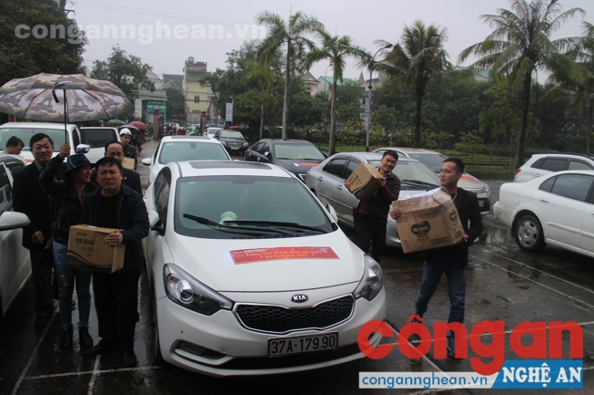 Các thành viên Hội doanh nghiệp BNI Golden Chapter đưa đến các phần quà cho trẻ em tại Làng trẻ em SOS Vinh