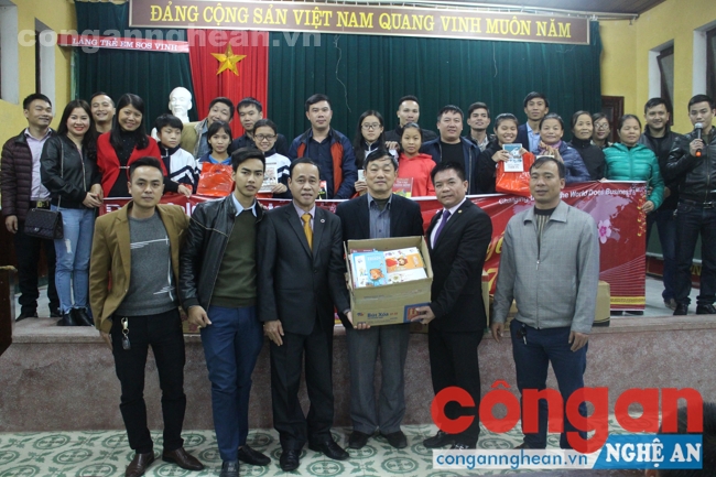 Trao quà Tết cho trẻ em Làng trẻ SOS