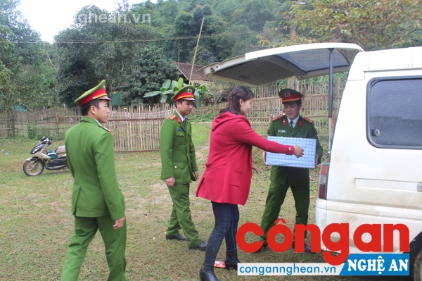 Vượt qua quãng đường dài vất vả, đoàn đã vận chuyển quà đến được với địa phương