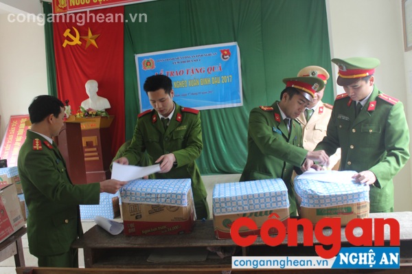 Các cán bộ chiến sỹ chuẩn bị quà trước khi trao tặng