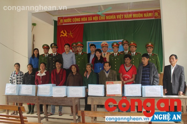 Món quà của tuổi trẻ Cụm thi đua số 4 Công an Nghệ An là nguồn động viên lớn đối với ngườ nghèo xã Bình Chuẩn trong dịp Tết 2017
