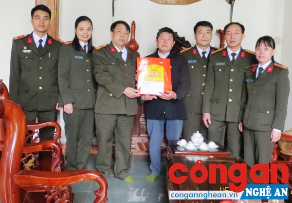 Phòng Kỹ thuật nghiệp vụ II tặng quà Tết người có hoàn cảnh khó khăn