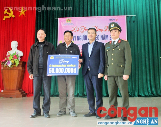 Tặng 100 suất quà cho người nghèo đón Tết