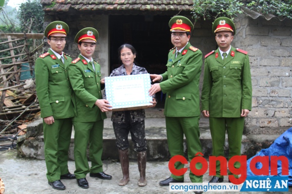Phòng Kỹ thuật Hình sự tặng quà Tết người có hoàn cảnh khó khăn