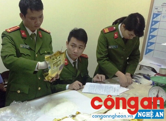 Công an TP Vinh cùng cơ quan chức năng giám định số ma túy bị thu giữ