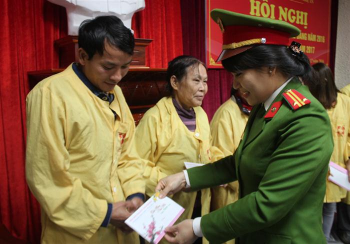 Phòng cảnh sát thi hành án hình sự và hỗ trợ tư pháp tặng quà Tết bệnh nhân ung thư