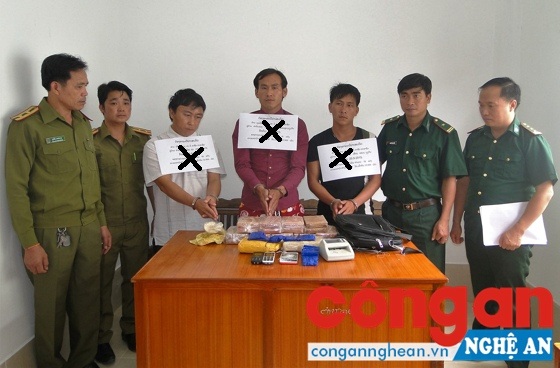 BĐBP Nghệ An tiến hành bàn giao đối tượng, tang vật vụ mua bán ma túy cho lực lượng Công an Lào điều tra, xử lý