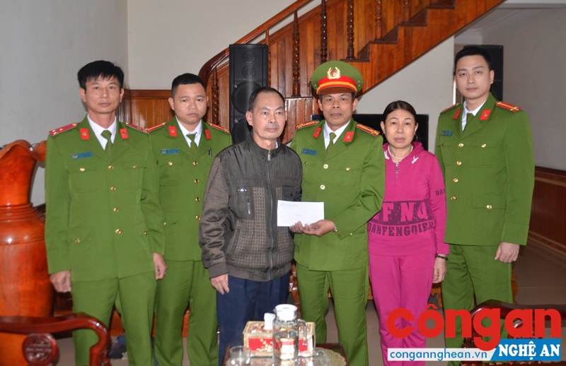 Phòng cảnh sát ma túy tặng quà Tết cho các gia đình gặp khó khăn