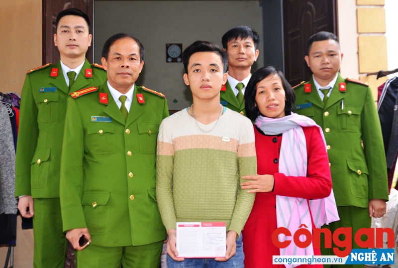 Phòng CSĐTTP về ma túy Công an tỉnh đã trao sổ tiết kiệm trị giá 5 triệu đồng của Cục Cảnh sát điều tra tội phạm về ma túy cho em Phạm Trần Văn Lực là con liệt sỹ, AHLLVT Phạm Xuân Phong ( Bộ đội Biên phòng tỉnh Nghệ An).