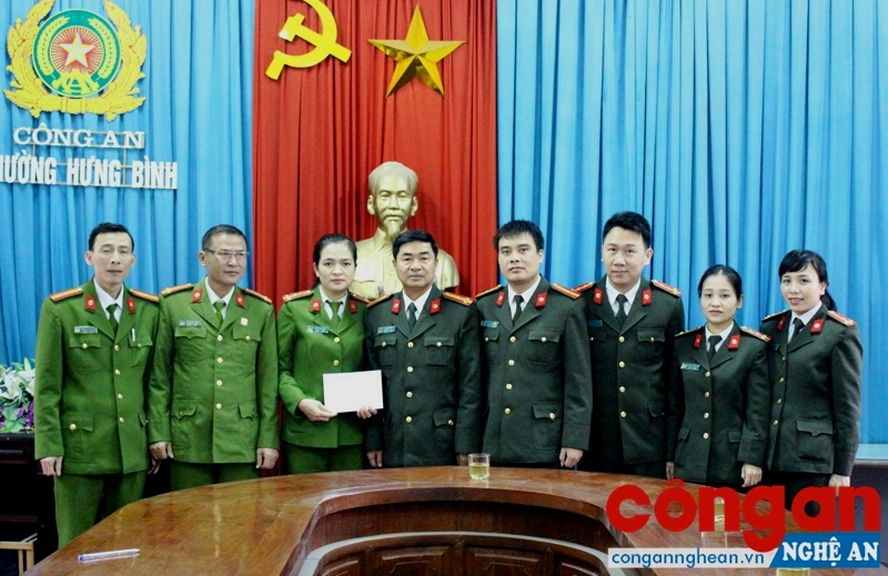 Đoàn tặng quà cho gia đình chị Trần Thị Xuân, cán bộ phường Hưng Bình, TP Vinh có con trai bị viêm đa rễ thần kinh, phải điều trị dài ngày tại các bệnh viện, hiện gia đình hết sức khó khăn.