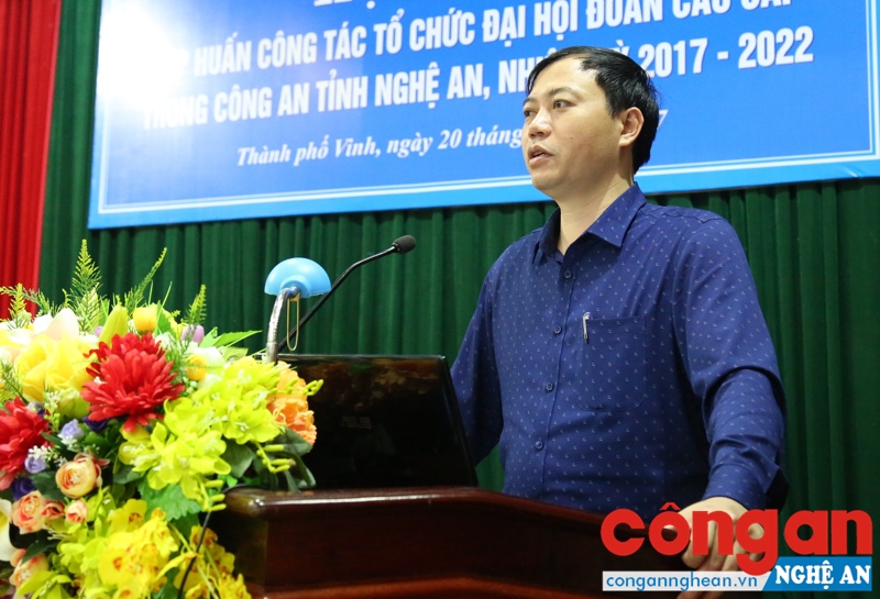Đồng chí Chu Đức Thái, UV BTV Tỉnh đoàn, Trưởng ban tổ chức – Kiểm tra Tỉnh đoàn Nghệ An hướng dẫn các nội dung tập huấn