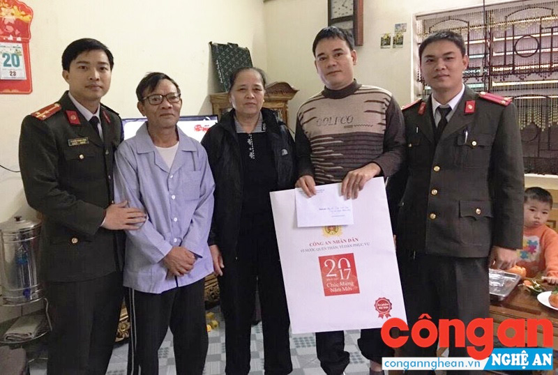 Tặng quà Tết cho các gia đình có hoàn cảnh khó khăn