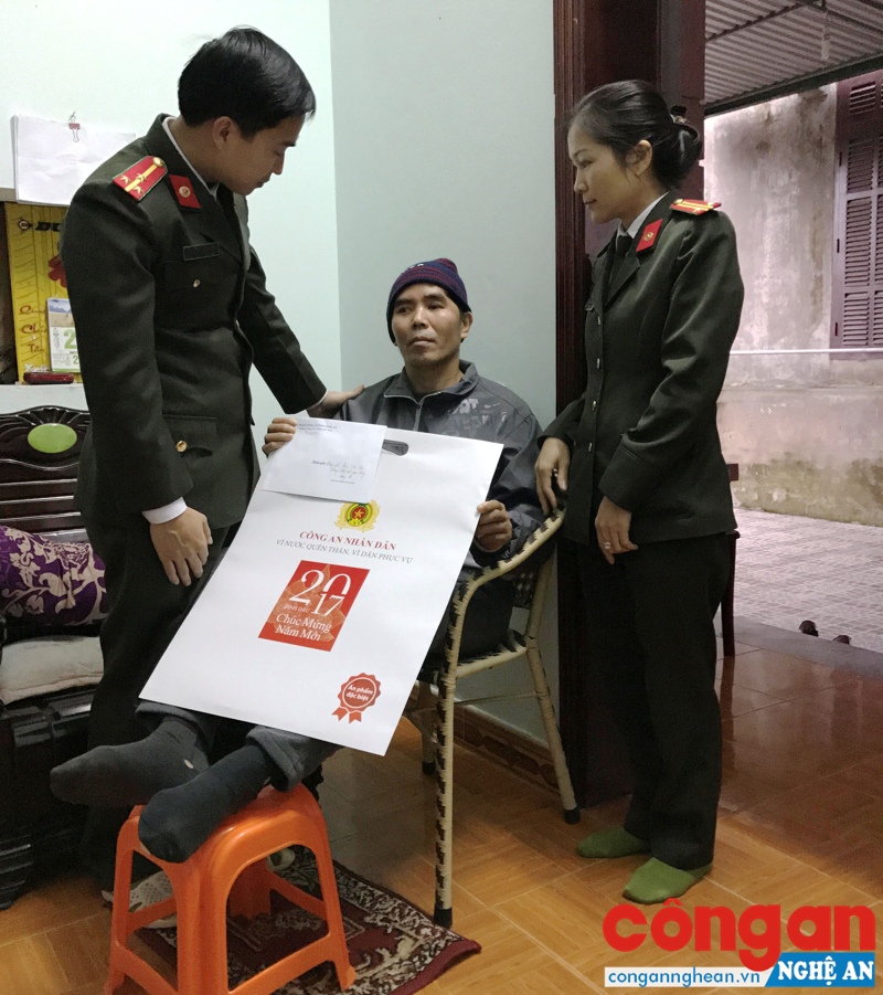 Tặng quà cho các gia đình có hoàn cảnh đặc biệt khó khăn.