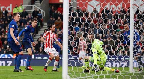 Stoke City - MU: Phút bù giờ cuối cùng
