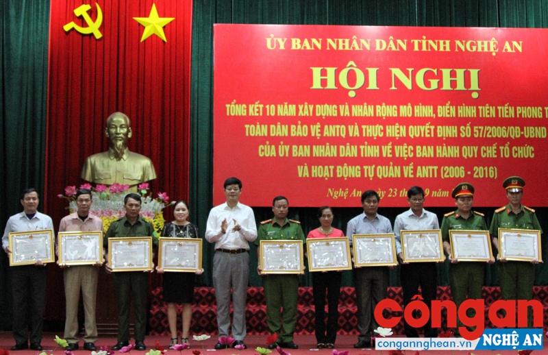Đồng chí Lê Xuân Đại, Phó Chủ tịch Thường trực UBND tỉnh trao Bằng khen của UBND tỉnh cho các tập thể, cá nhân có thành tích xuất sắc trong 10 năm thực hiện mô hình điển hình về phong trào toàn dân bảo vệ ANTQ - Ảnh: Phương Thủy
