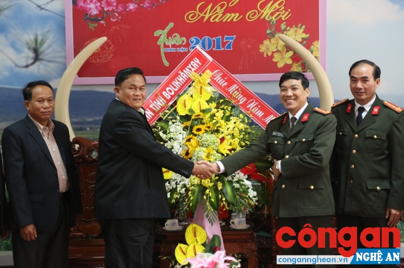 Công an Bôlykhămxay (Lào) thăm, chúc Tết Công an Nghệ An