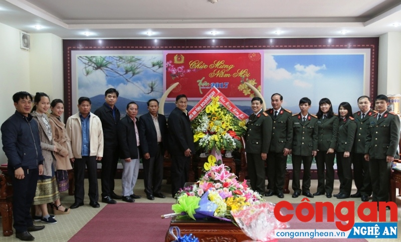 Công an Bôlykhămxay (Lào) tặng hoa chúc Tết Công an Nghệ An
