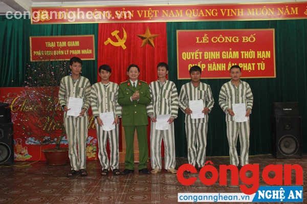 Trao quyết định giảm hết thời hạn chấp hành án phạt tù cho các phạm nhân