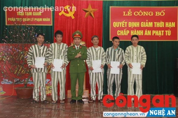 Trao quà tết cho các phạm nhân có hoàn cảnh khó khăn