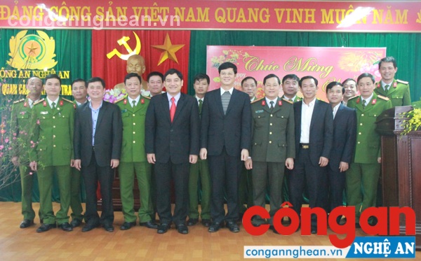 Đoàn chụp ảnh lưu niệm