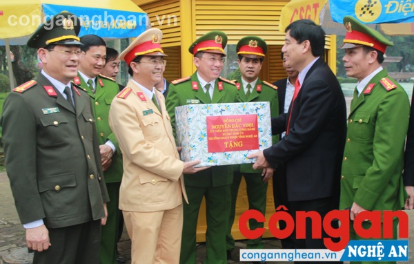 Chúc tết tổ Công tác thực hiện niệm vụ đảm bảo TTATGT tại ngã tư chùa Diệc (Công an TP Vinh 