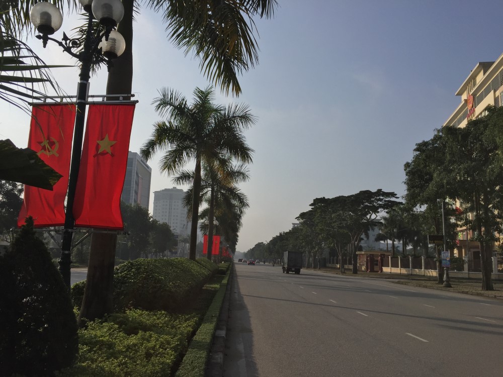 Các ngả đường cờ đỏ tươi trong nắng