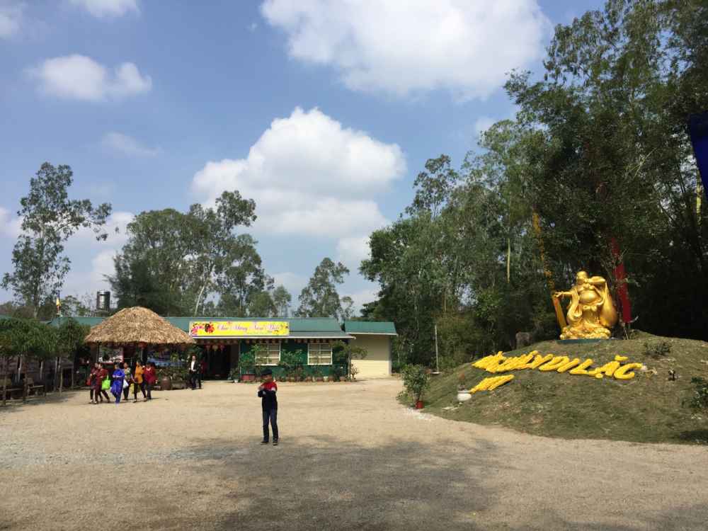 Chùa Đức Hậu (thành phố Vinh) trong ngày mùng 1 Tết