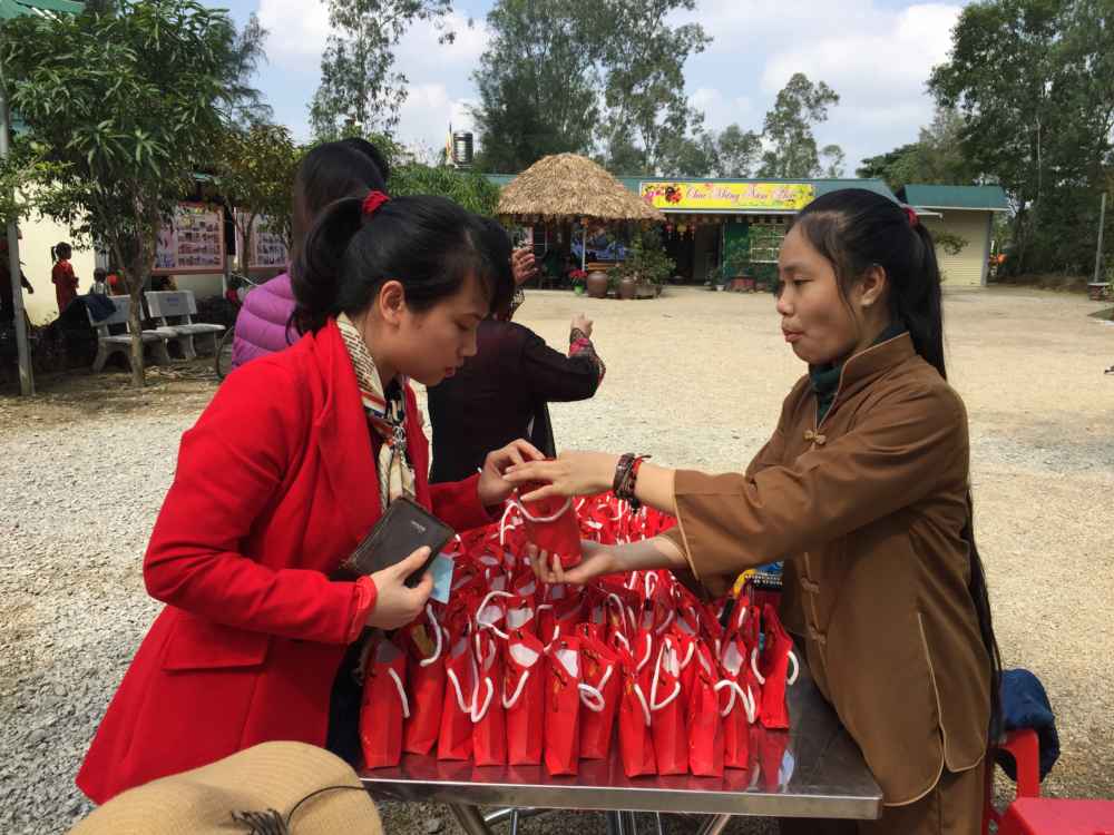 Đầu năm mua muối...