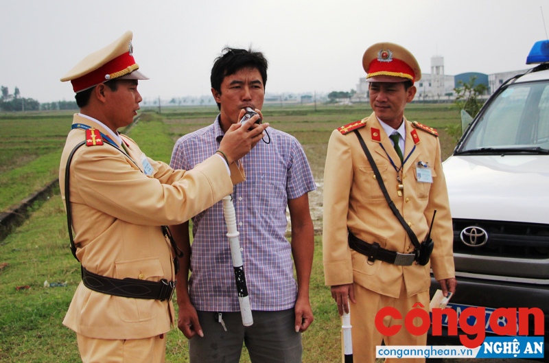 CSGT tăng cường TTKS, xử lý nghiêm tình trạng sử dụng bia, rượu khi điều khiển phương tiện tham gia giao thông