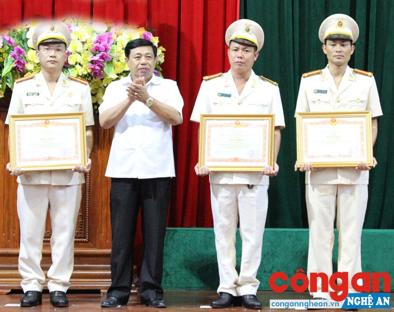 Thừa uỷ quyền Thủ tướng Chính phủ, đồng chí Nguyễn Xuân Đường, Chủ tịch UBND tỉnh trao Bằng khen cho các cá nhân có thành tích xuất sắc trong đấu tranh PCTP ma tuý