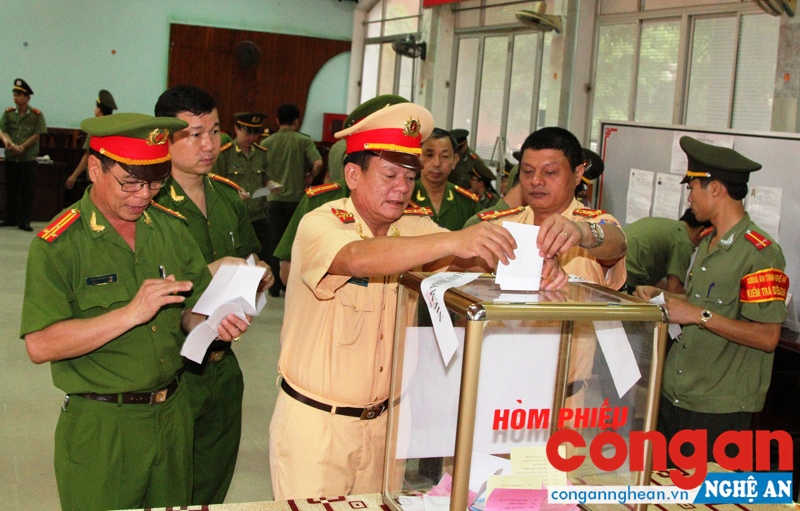 Cử tri Công an tỉnh bỏ phiếu bầu cử đại biểu Quốc hội khóa XIV và HĐND các cấp nhiệm kỳ 2016 - 2021 vào ngày 21/5/2016 - Ảnh: Thiện Thành