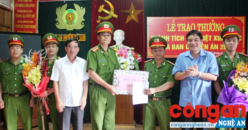 Với thành tích đặc biệt xuất sắc trong đấu tranh, triệt xóa đường dây mua bán trái phép chất ma túy, thu giữ 50 bánh hêrôin, Công an huyện Kỳ Sơn đã lập nên kỷ tích lớn nhất từ trước đến nay, được đích thân đồng chí Bí thư Tỉnh ủy Nguyễn Đắc Vinh biểu dương, khen thưởng - Ảnh: Mạnh Cường
