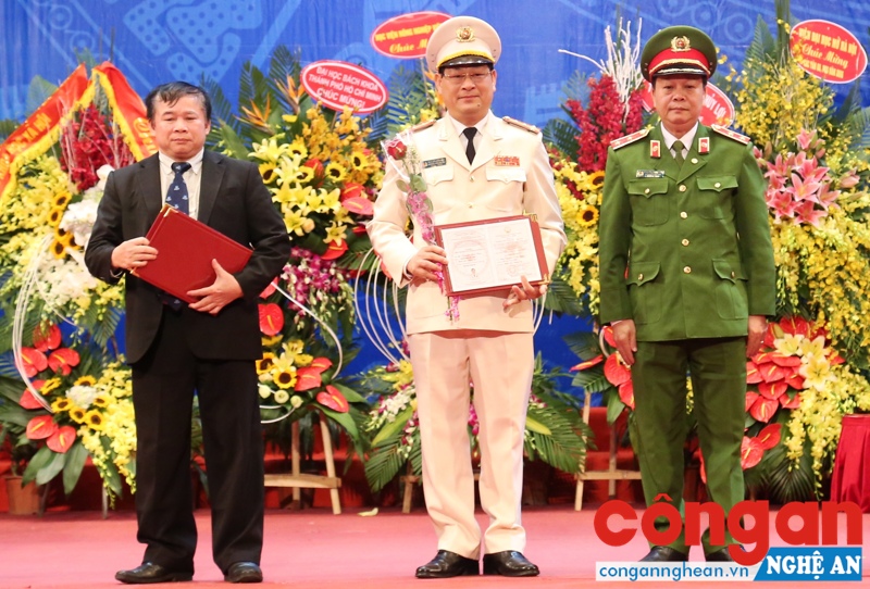 Ngày 4/11/2016, đồng chí Đại tá, Tiến sĩ Nguyễn Hữu Cầu, Giám đốc Công an tỉnh được Hội đồng chức danh Giáo sư Nhà nước công nhận chức danh Phó giáo sư, là 1 trong 26 tân Phó giáo sư của lực lượng CAND được công nhận trong năm 2016 - Ảnh: Thiên Thảo
