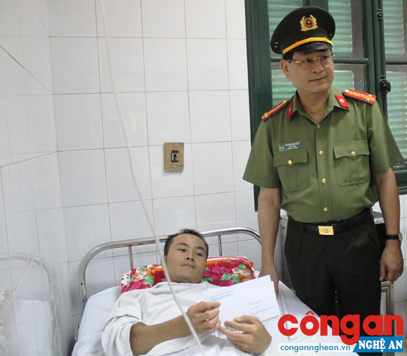 Năm 2016, với tinh thần dũng cảm, kiên quyết đấu tranh không khoan nhượng với các loại tội phạm, đã có nhiều CBCS Công an Nghệ An bị thương trong khi làm nhiệm vụ những vẫn trấn áp tội phạm đến cùng - Ảnh: Mạnh Cường