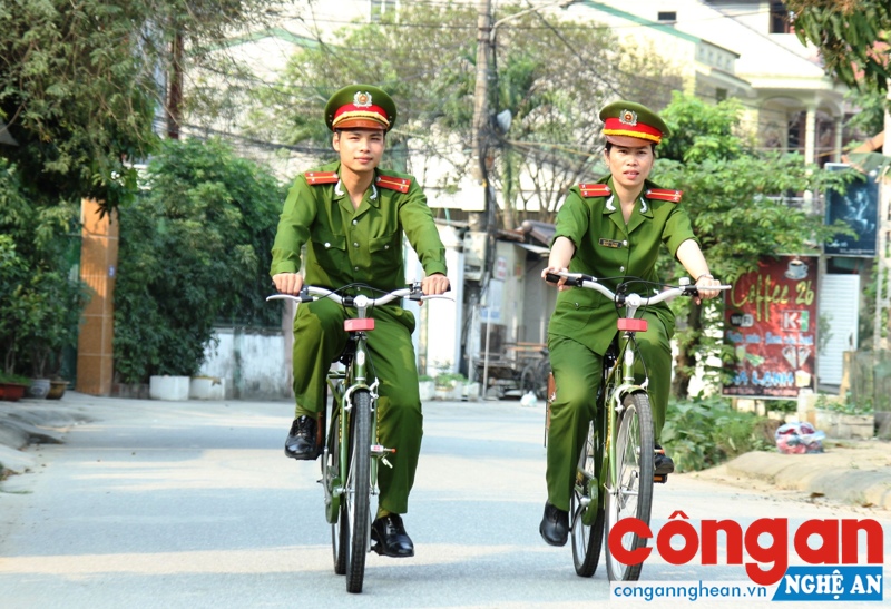 Công an Nghệ An đưa xe đạp vào tuần tra, kiểm soát trên địa bàn TP Vinh đã mang lại những hiệu ứng tích cực; công tác đảm bảo trật tự, văn minh đô thị có chuyển biến rõ nét. Hình ảnh người chiến sỹ CAND trở nên thân thiện, gần gũi hơn với nhân dân, được mọi người tin yêu, quý trọng - Ảnh: Thiên Thảo
