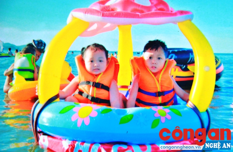 2 đứa con khỏe mạnh của vợ chồng anh Tuấn, chị Phượng