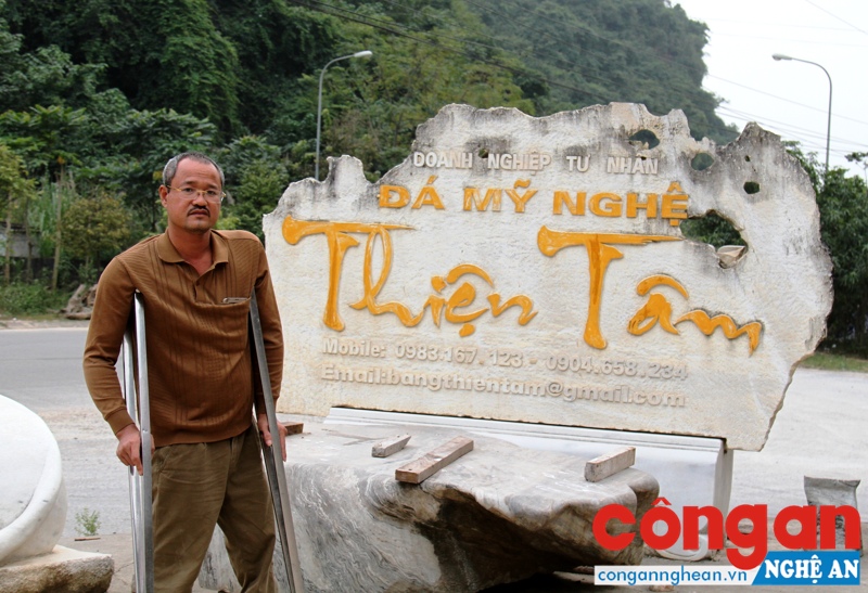 Giám đốc tật nguyền trả nợ nhân gian