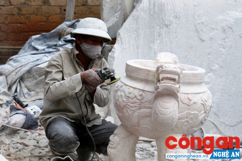 Công nhân đang “thổi hồn” vào đá trắng tại DNTN Thiện Tâm