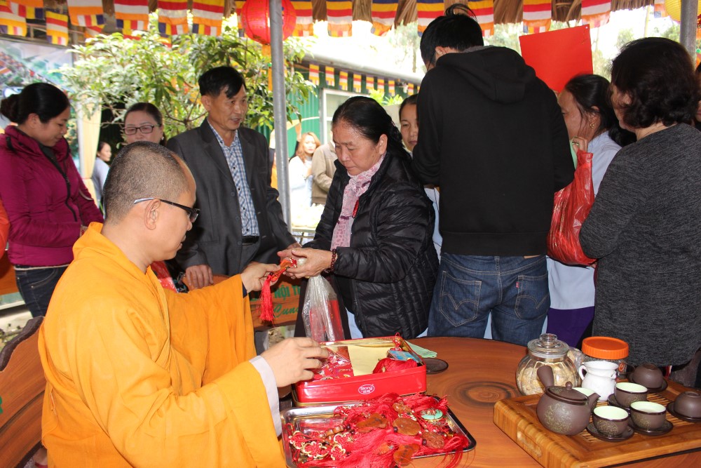 Đại đức trụ trì tặng 'Khánh' cho người tham gia giao thông