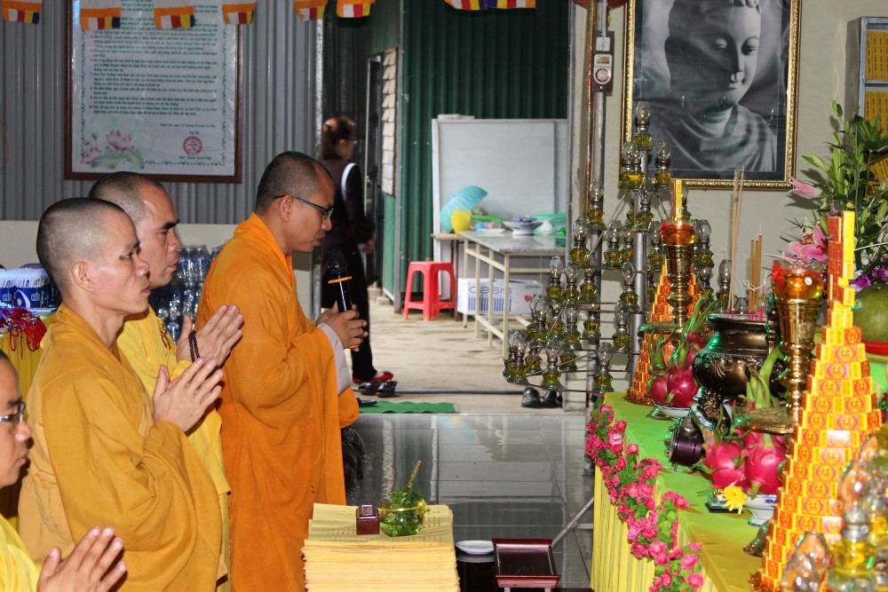 Các nhà sư hành lễ cầu bình an cho người tham gia giao thông