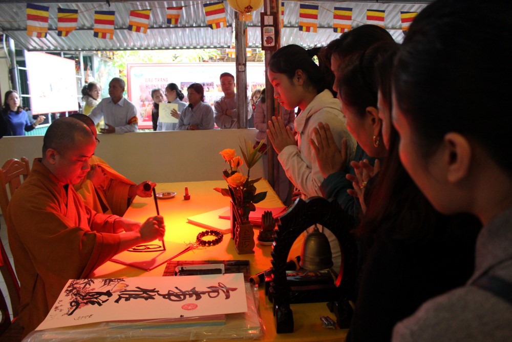 Hàng dài người đợi xin chữ
