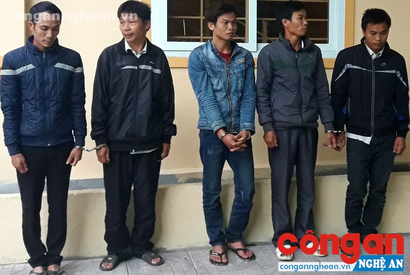 Bắt quả tang 11 đối tượng đánh bạc