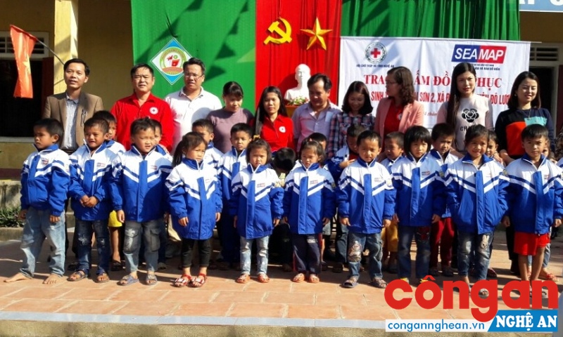 Trao 266 suất quà cho học sinh
