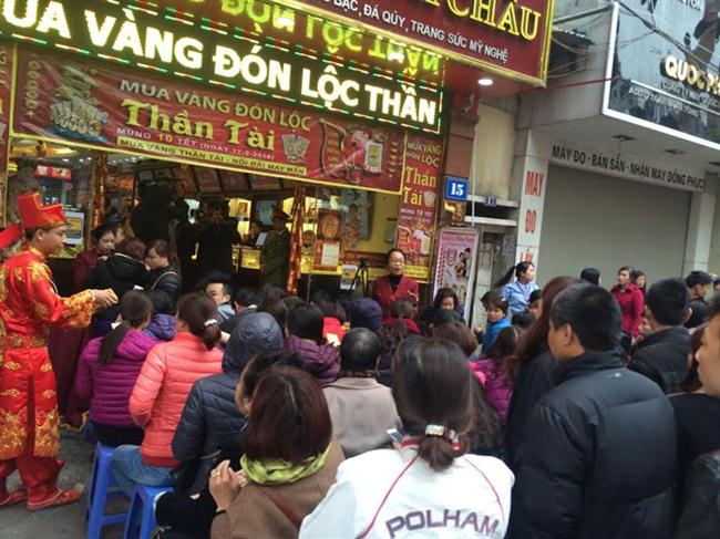 Vàng 'nóng' theo ngày vía Thần Tài