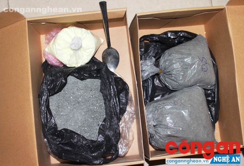 2 nam sinh mua thuốc nổ về tự chế pháo